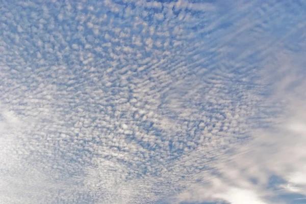 Błękitne niebo, białe chmury — Zdjęcie stockowe