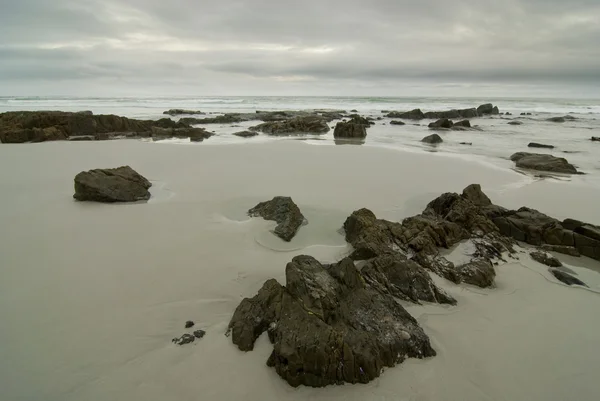 Playa rocosa con cielo dramático —  Fotos de Stock