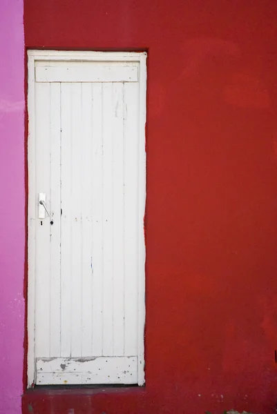 화이트 도어와 붉은 벽 — 스톡 사진