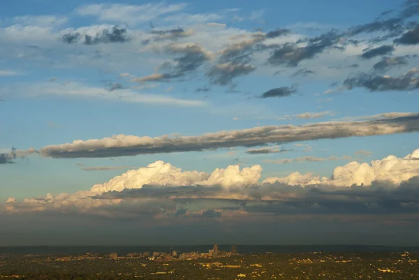 Облака над горизонтом Йоханнесбурга — стоковое фото