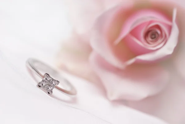 モダンなダイヤモンドの婚約指輪 — ストック写真