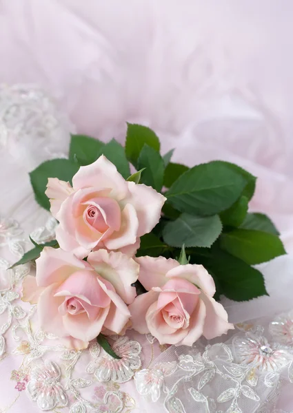 Rosas rosadas en encaje de boda —  Fotos de Stock
