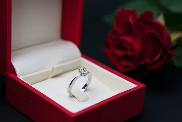 Modern bir elmas nişan yüzüğü — Stok fotoğraf
