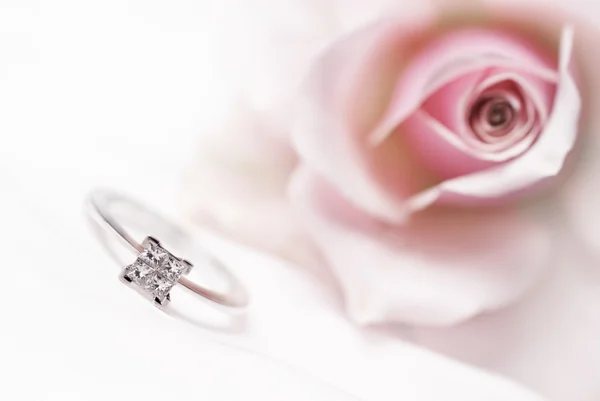 Moderna diamant förlovningsring — Stockfoto