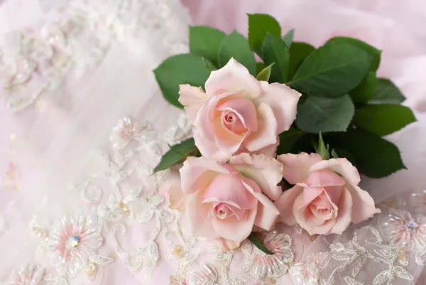 Roze rozen op bruiloft lace — Stockfoto