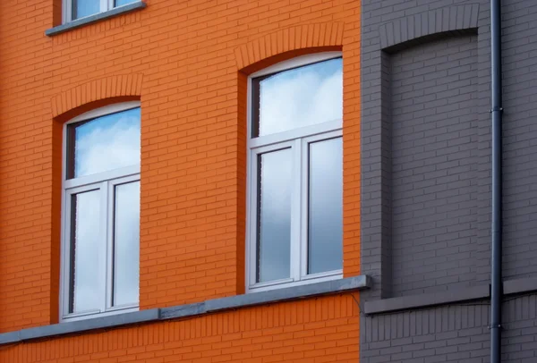 turuncu duvar üstünde pencere eşiği