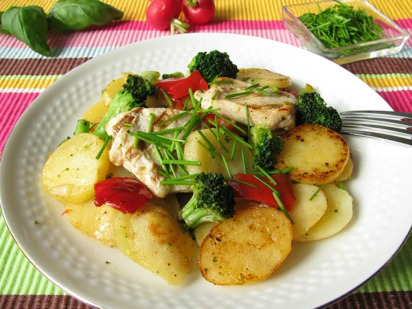 Stekt potatis med färgade grönsaker — Stockfoto