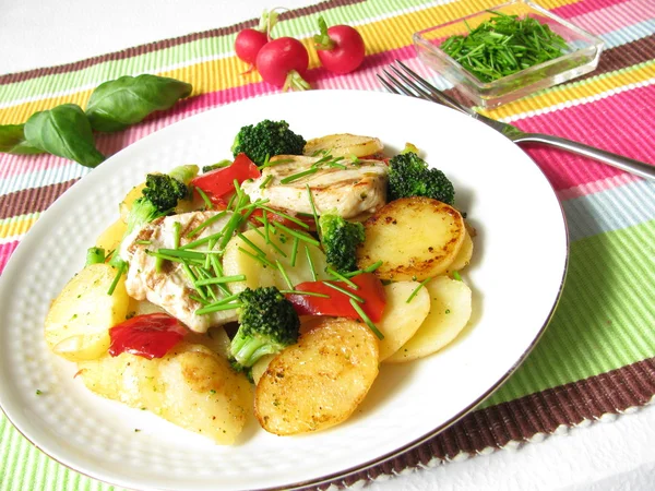 Stekt potatis med färgade grönsaker — Stockfoto