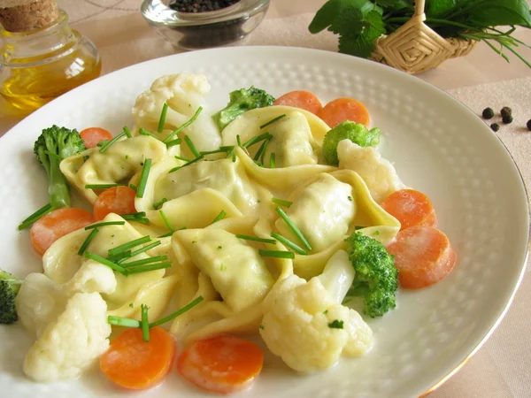 Tortelloni ve sebze — Stok fotoğraf