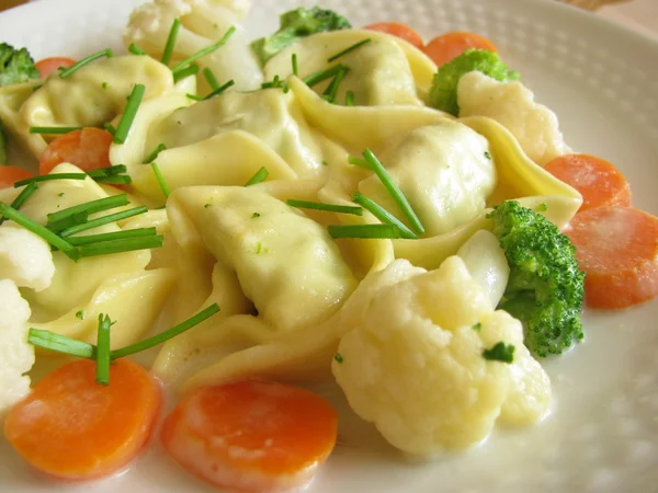 Tortelloni and vegetables — Stock Photo, Image