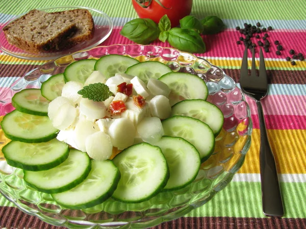 Insalata con cetriolo, formaggio, asparagi — Foto Stock