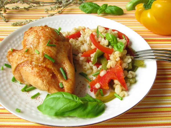 Chicken with barley grains and pepper — Stock Photo, Image
