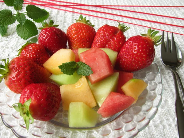 Obstsalat mit Melone und Erdbeeren — Stockfoto