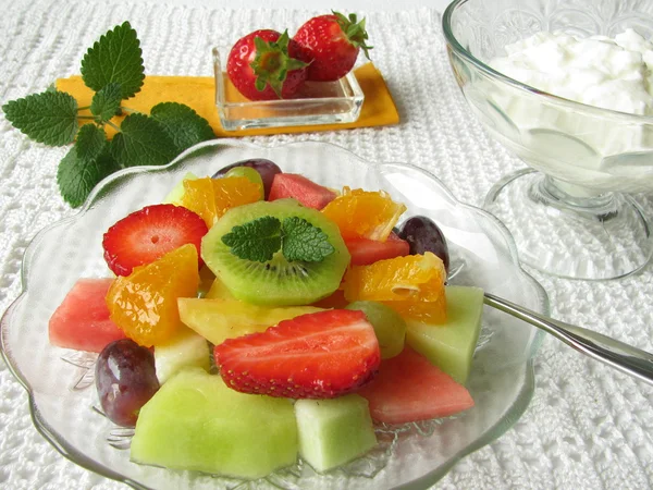 Salade de fruits au yaourt naturel — Photo