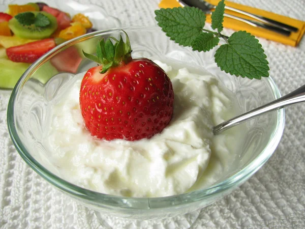 Joghurt und eine Erdbeere — Stockfoto