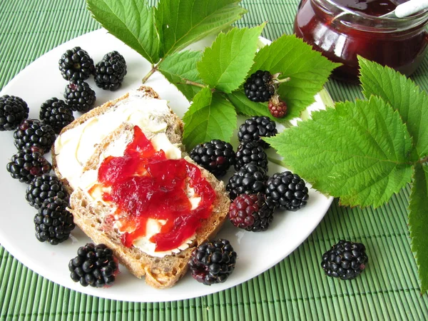 Böğürtlen ve blackberry reçelli Kahvaltı — Stok fotoğraf