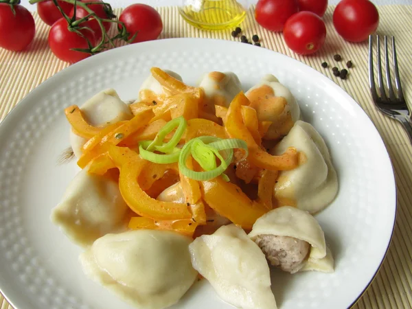 Pelmeni filled with minced meat and yellow paprika vegetables — Stock Photo, Image