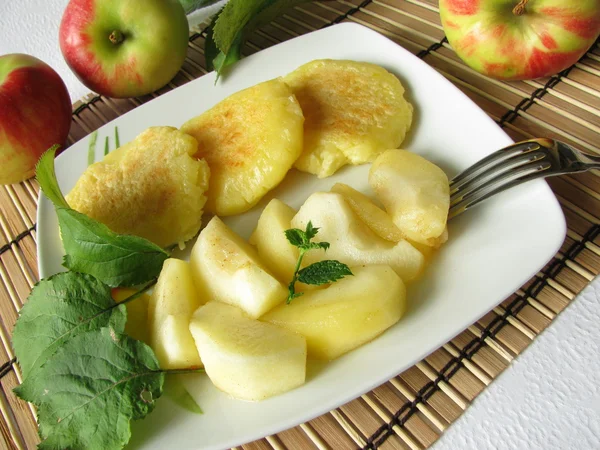 Potato pancakes with stewed apples — Stock Photo, Image