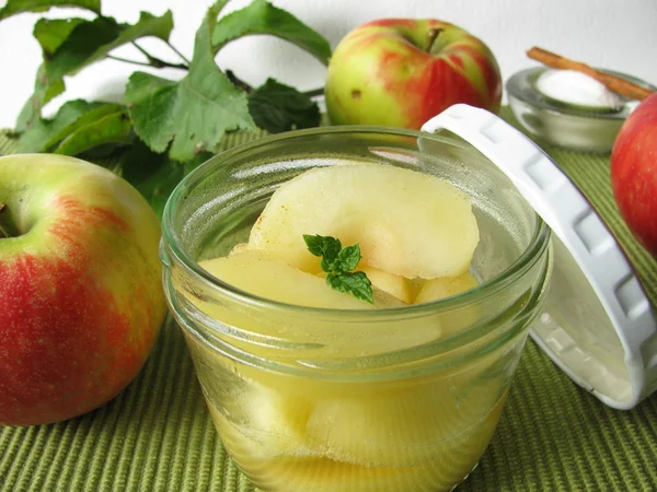 A glass jar of stewed apples — Stock Photo, Image