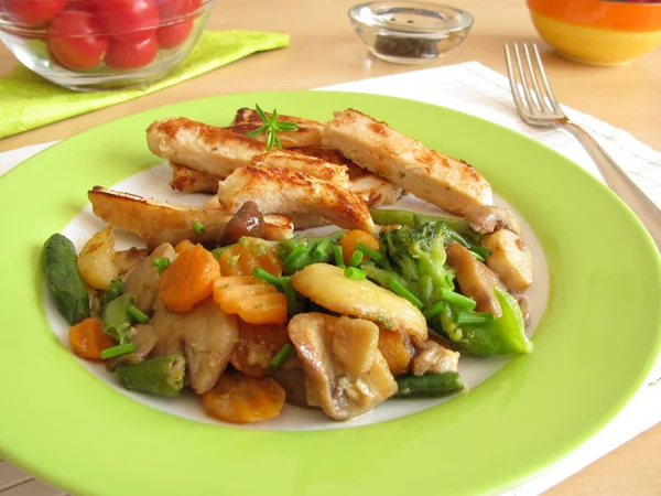 Edible mushrooms with vegetables and chicken — Stock Photo, Image