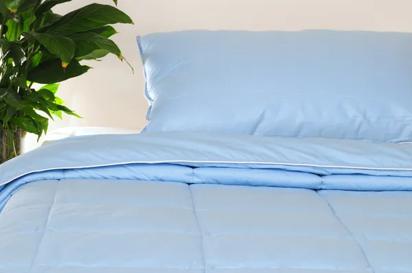 Łóżko niebieski. — Zdjęcie stockowe