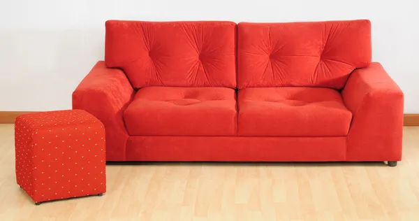 Sofá vermelho . — Fotografia de Stock