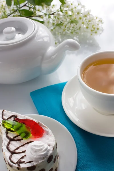 Šálek čaje a dortu — Stock fotografie