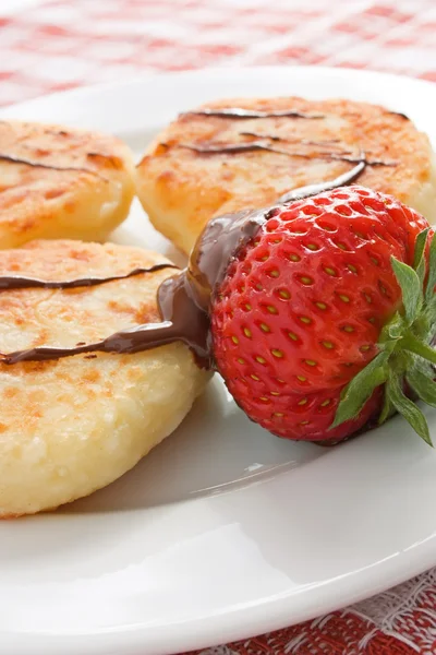 Cheese pancakes and strawberry — Stock Photo, Image