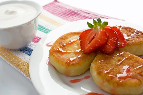 Cheese pancakes with strawberry — Stock Photo, Image