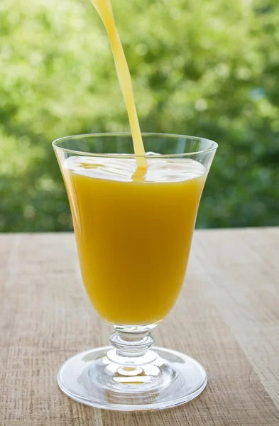 Pouring orange juice — Stock Photo, Image