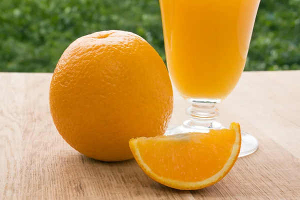 Orangen und frischer Orangensaft — Stockfoto