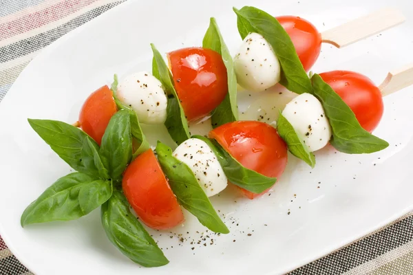 Mozzarella, bazylia i pomidor — Zdjęcie stockowe