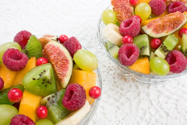 Sałatka z owoców i jagód — Zdjęcie stockowe