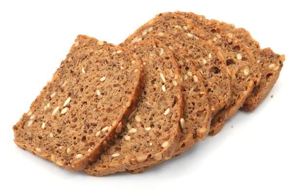 Celozrnný chléb řezy na bílém pozadí — Stock fotografie