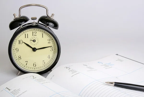 Reloj despertador y planificador — Foto de Stock