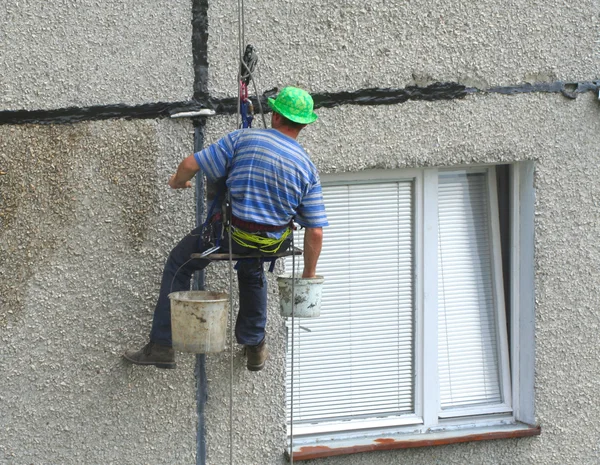 Renovation worker on a block of flats — Stock Photo, Image