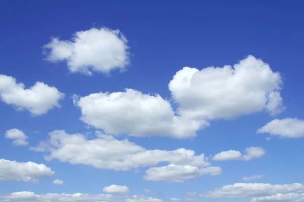 Красивое яркое небо с облаками — стоковое фото