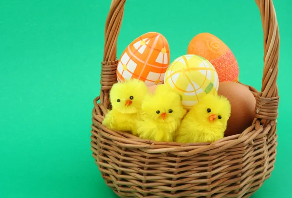 Easter basket on green — Stock Photo, Image