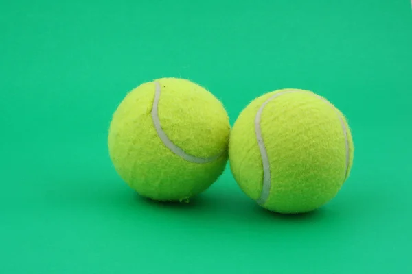 Yeşil iki tenis topları — Stok fotoğraf