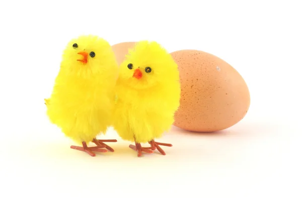 Dwa Wielkanoc zabawki kurczaka na białym tle — Zdjęcie stockowe