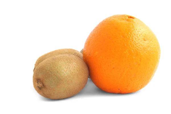 Плоды апельсина и киви на белом — стоковое фото