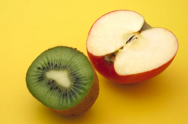 Äpple och kiwi profil på gul — Stockfoto
