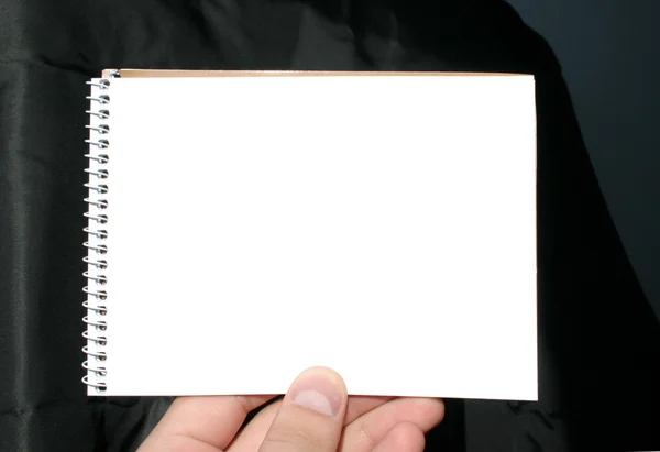 Manteniendo en blanco cuaderno espiral —  Fotos de Stock