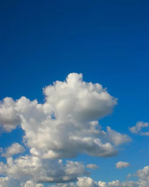 Яркое небо — стоковое фото