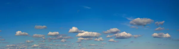 Jasne niebo panorama — Zdjęcie stockowe