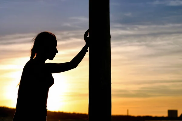 Mädchen beim Sonnenuntergang — Stockfoto