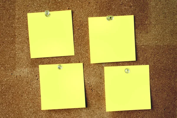 Quatro notas amarelas vazias — Fotografia de Stock