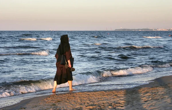 Nun by the sea — Stock Photo, Image