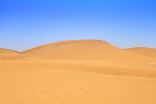 Sanddünen und schöner wolkenloser Himmel — Stockfoto