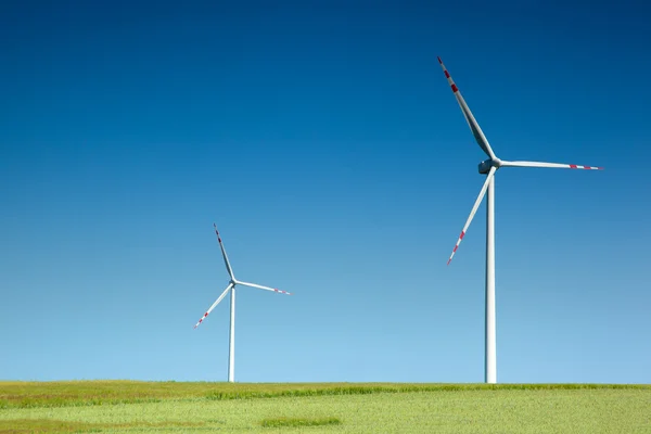 Dva větrné turbíny — Stock fotografie